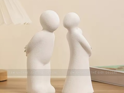 Tượng gốm đôi trai gái ôm hoa và trái tim [Nhẹ - Rỗng ruột] C16.5cm MOHINH-01
